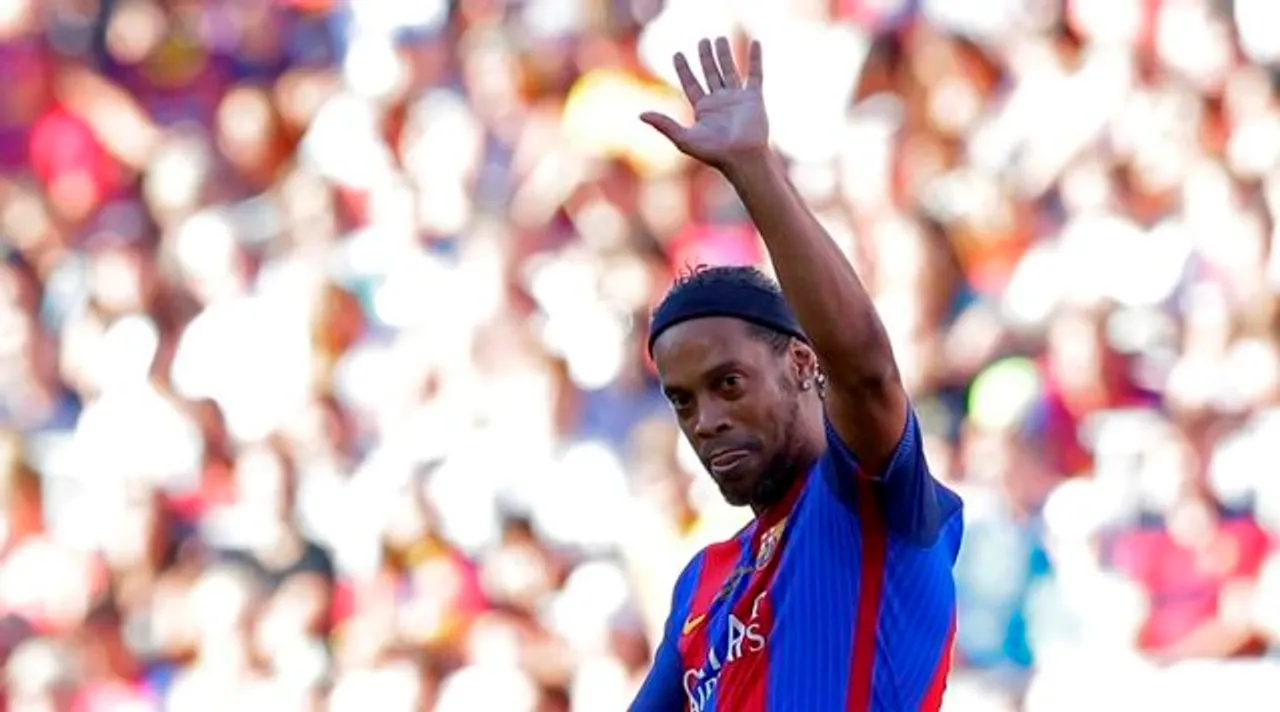  Former FC Barcelona player Ronaldinho waves to the crowd during the friendly soccer match between FC Barcelona legends and Manchester United legends at the Camp Nou stadium in Barcelona, Spain, Friday, June, 30, 2017. (AP Photo/Manu Fernandez) 
