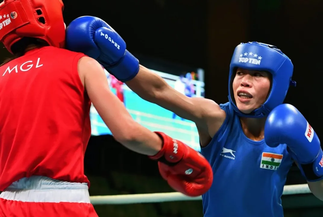  New Delhi: India's Mc Mary Kom (blue) punches Altansetseg Lutsaikhan during their Light Fly category bout at the first India Open Boxing tournament in New Delhi on Wednesday. PTI Photo by Gurinder Osan   (PTI1_31_2018_000124B) 