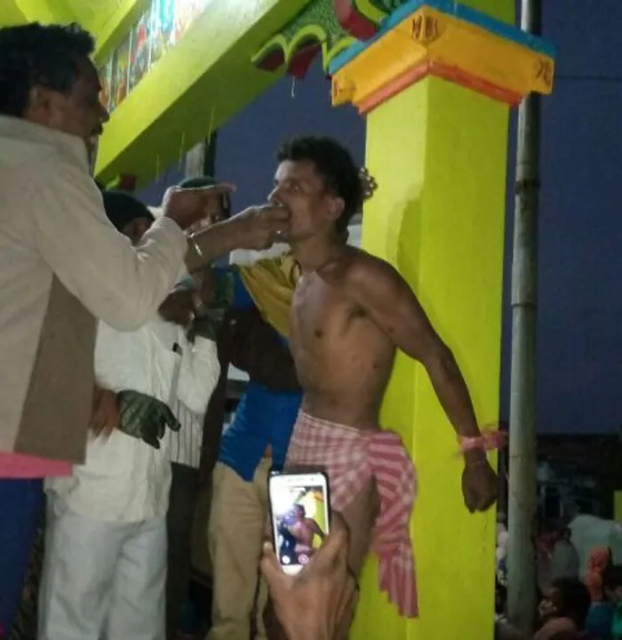  ମାନସିକ ଭିନ୍ନକ୍ଷମ ଯୁବକଙ୍କୁ ଖୁଣ୍ଟରେ ବାନ୍ଧି ମାଡ଼