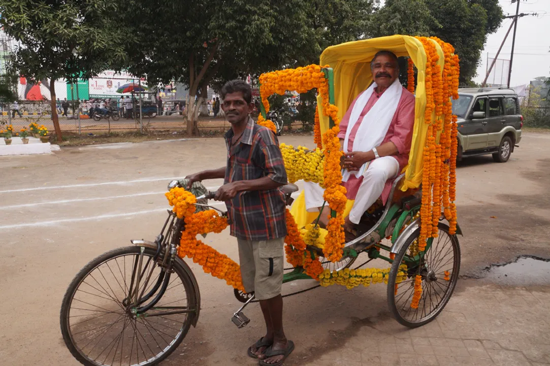  ଅଭିନବ ନୂଆବର୍ଷ ପାଳନ: ପୁଷ୍ପ ସଜ୍ଜିତ ରିକ୍ସାରେ ଯାଉଛନ୍ତି ବରିଷ୍ଠ କଂଗ୍ରେସ ନେତା ସୁର ରାଉତରାୟ