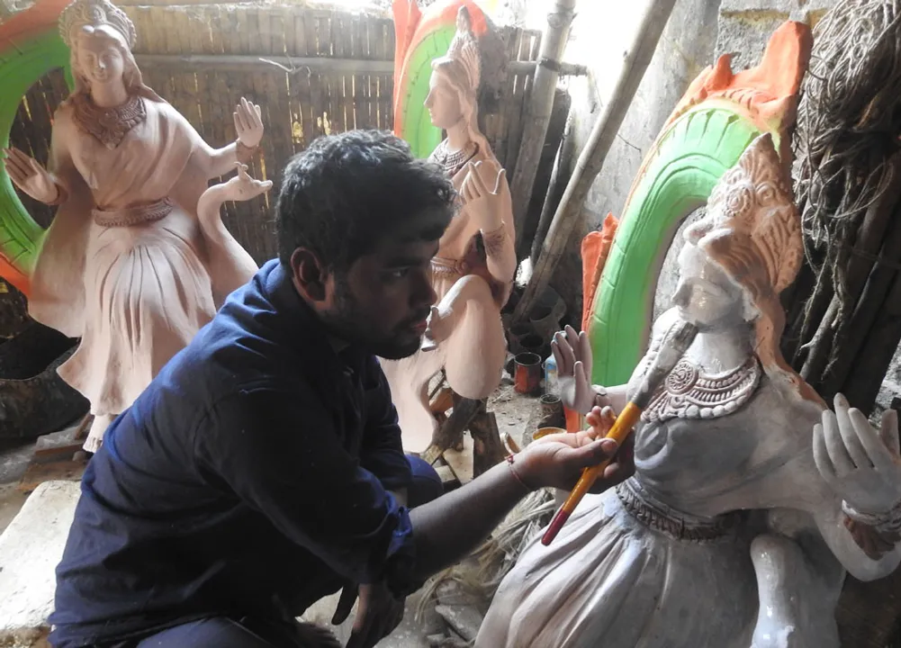 ସରସ୍ୱତୀ ପୂଜା ପୂର୍ବରୁ ମୂର୍ତ୍ତି ନିର୍ମାଣରେ ବ୍ୟସ୍ତ କାରିଗର