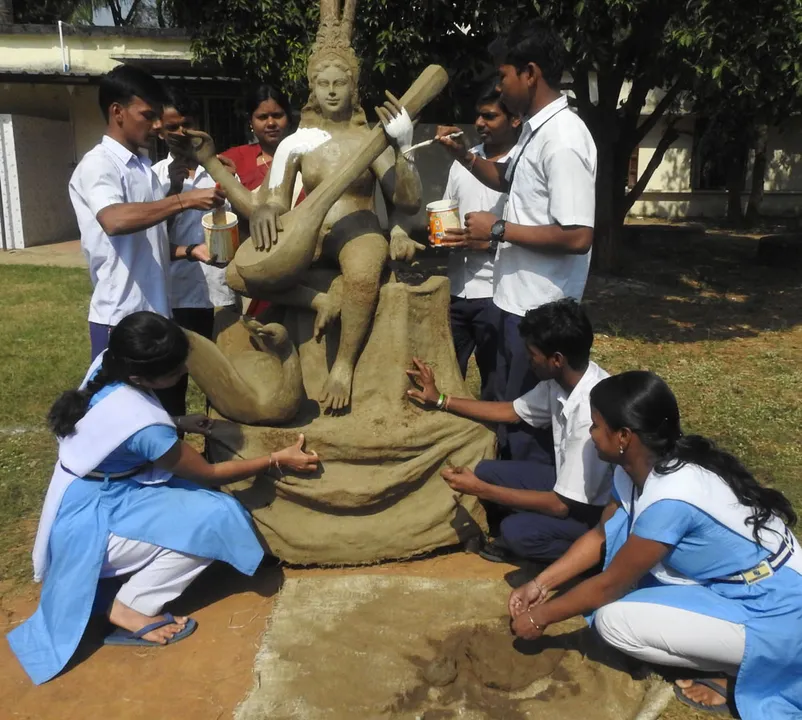  ବିପିନି ବିହାରୀ ମୁକ-ବଧିର ବିଦ୍ୟାଳୟ ପିଲାମାନଙ୍କ ଦ୍ୱାରା ସରସ୍ୱତୀଙ୍କ ମୂର୍ତ୍ତି ନିର୍ମାଣ(ବିଭୂତି)