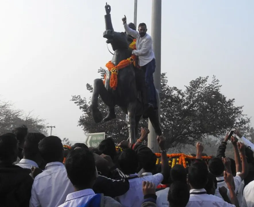  ଫଟୋ ମାୟାରେ ବାୟା: ନେତାଜୀଙ୍କ ଶୈଳୀରେ ଫଟୋ ଉଠାଉଛନ୍ତି ଯୁବକ(ବିଭୂତି)