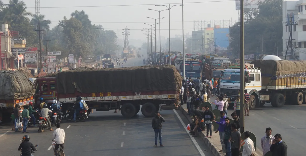  ପଳାଶୁଣୀରେ ଟ୍ରକ୍‌ ରଖି କଲେ ରାସ୍ତା ଅବରୋଧ