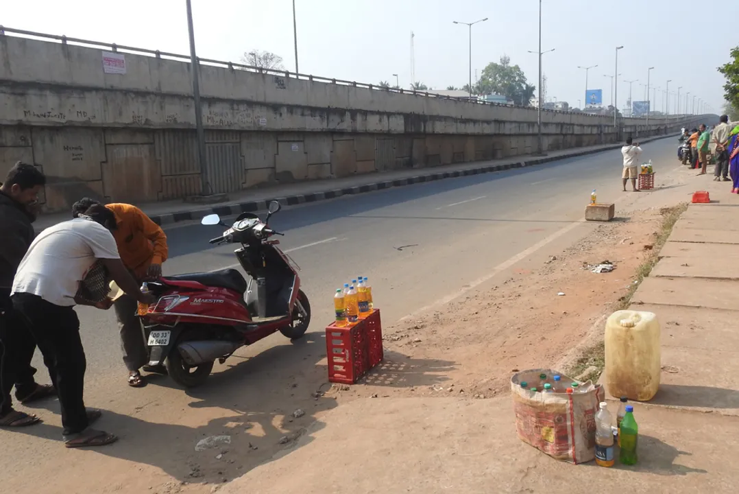  ଓଡ଼ିଶା ବନ୍ଦ ବେଳେ ରାଜଧାନୀରେ ଚୋରା ପେଟ୍ରୋଲ୍‌ ବିକ୍ରି: ଲିଟର୍‌ ୧୨୦ ଟଙ୍କା(ବିଭୂତି)