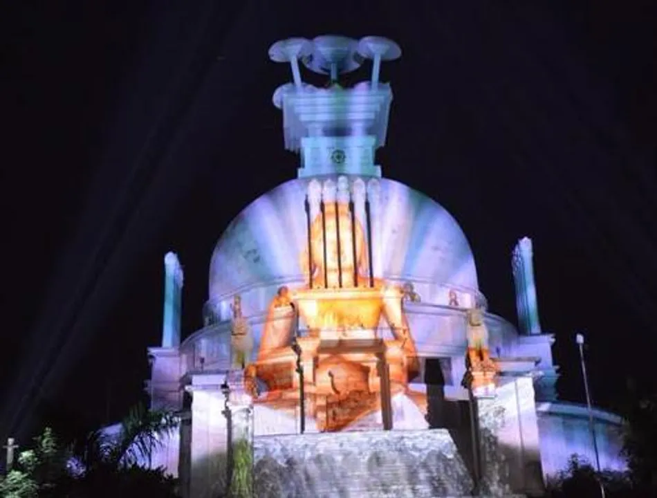  ଶାନ୍ତିସ୍ତୂପକୁ ୬ ବଡ଼ ବସ୍‌ରେ ଗଲେ ପର୍ଯ୍ୟଟକ
