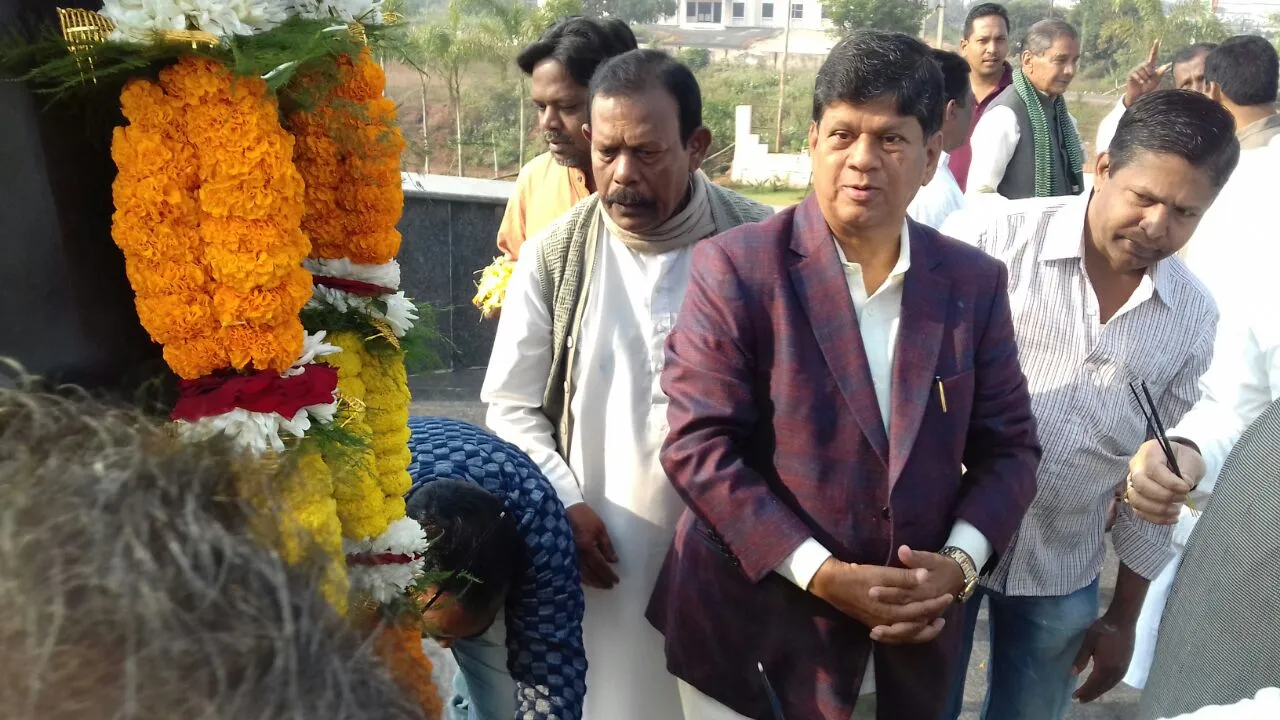  ଖୋର୍ଦ୍ଧା: ପୂର୍ବତନ ମୁଖ୍ୟମନ୍ତ୍ରୀ ଜାନକୀବଲ୍ଲଭ ପଟ୍ଟନାୟକଙ୍କ ପ୍ରତିମୂର୍ତ୍ତିରେ ଶ୍ରଦ୍ଧା ସୁମନ ଅର୍ପଣ କରୁଛନ୍ତି ଇଷ୍ଟର୍ଣ୍ଣ ମିଡିଆ ଅଧ୍ୟକ୍ଷ ସୌମ୍ୟରଂଜନ ପଟ୍ଟନାୟକ