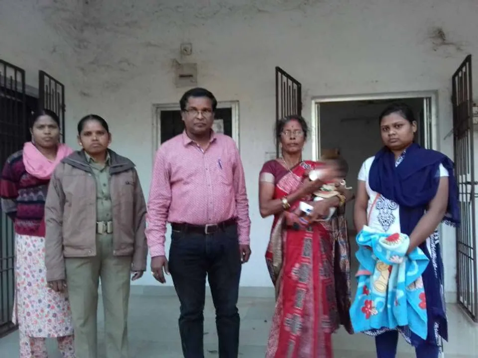  ନବଜାତକୁ ରଖି ଫସିଲେ ଅଙ୍ଗନଓ୍ଵାଡ଼ି କର୍ମୀ