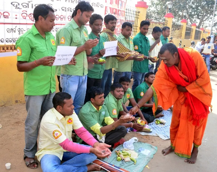  ସମଲେଶ୍ୱରୀ ମନ୍ଦିରରେ ଭିକ ମାଗିଲେ