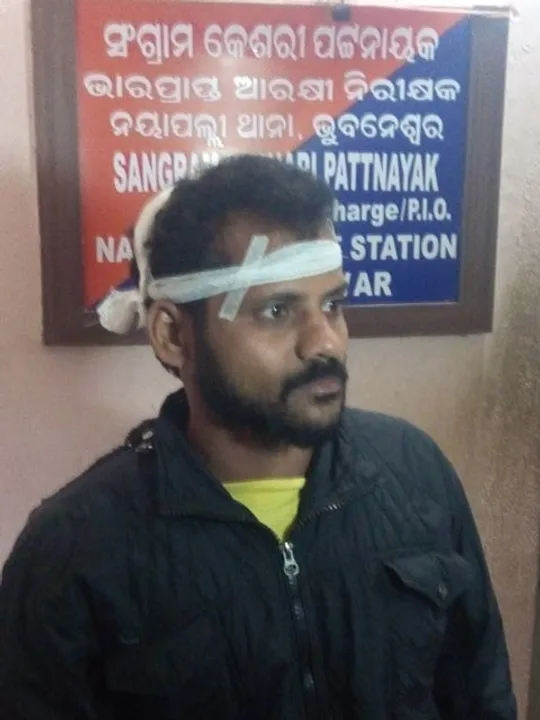  ଫିଲ୍ମ ନିର୍ଦେଶକଙ୍କୁ ଖଣ୍ଡାରେ ଆକ୍ରମଣ