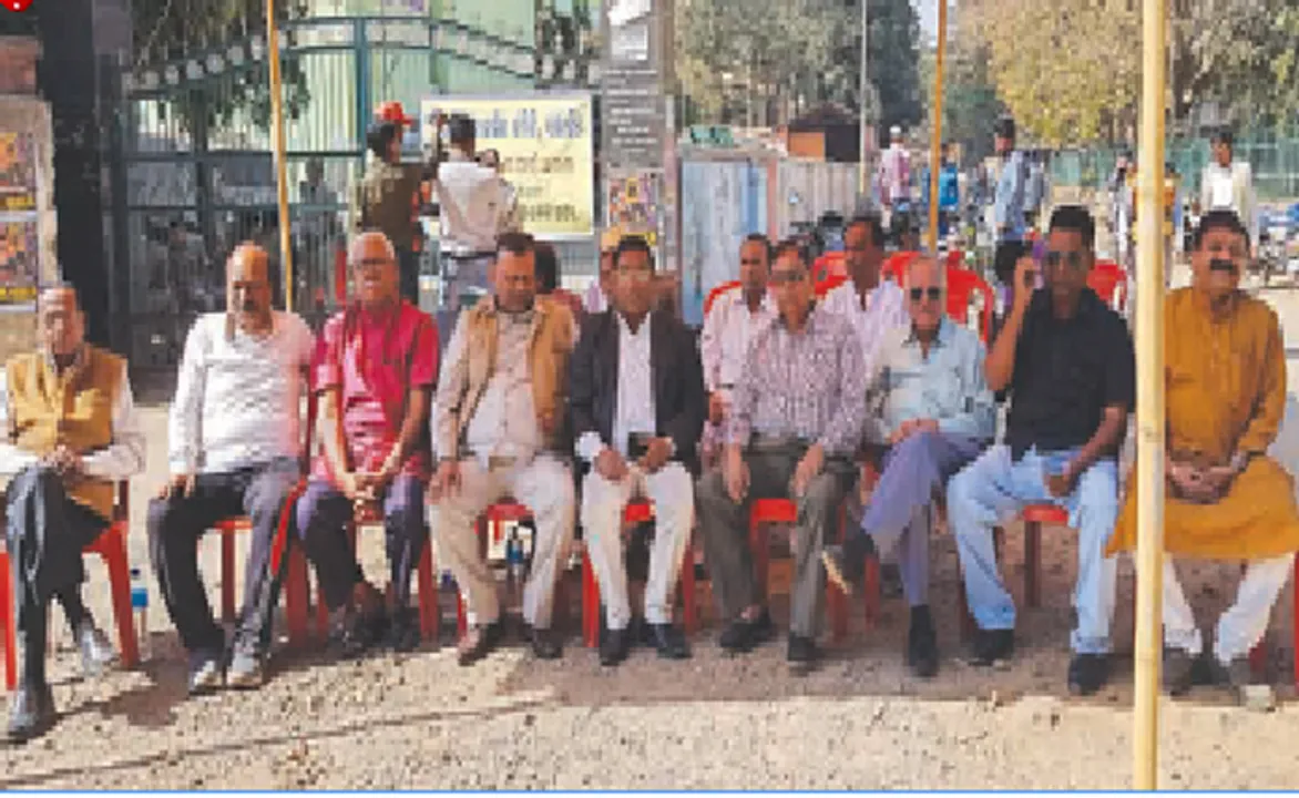 ଧୂଳିରେ ଅଣନିଃଶ୍ୱାସୀ ବଲାଙ୍ଗୀର ସହରବାସୀ:ଧାରଣାରେ ବସିଲା ନାଗରିକ କମିଟି