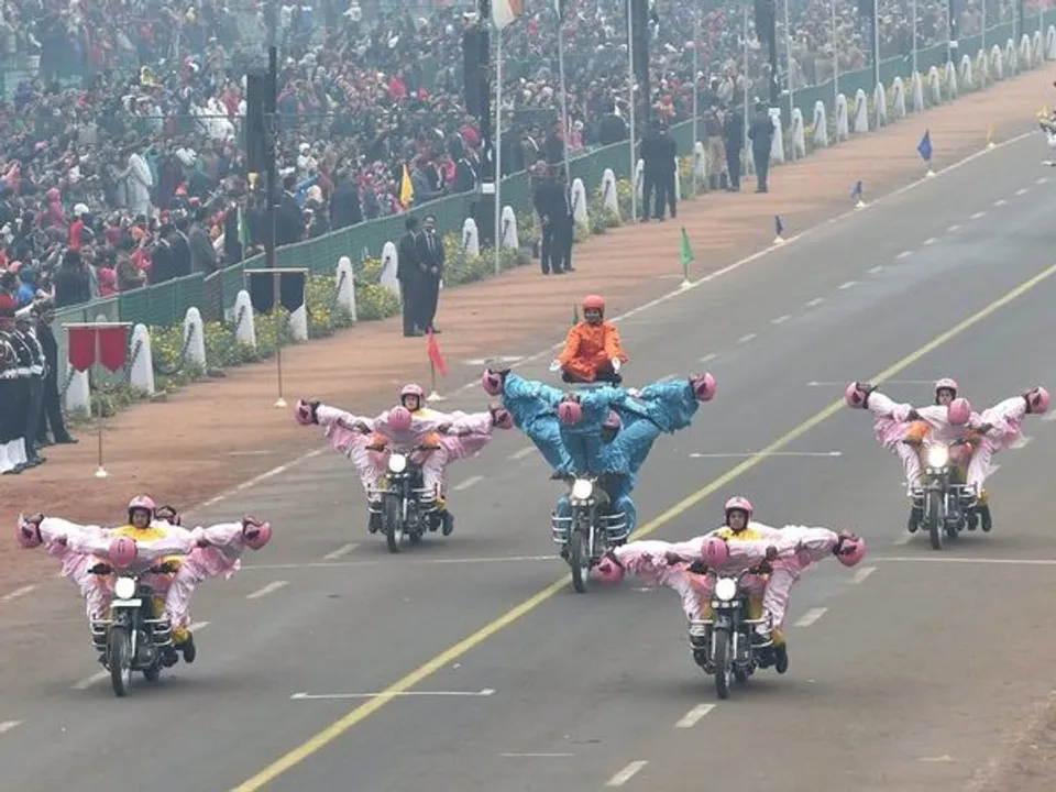 ଗଣତନ୍ତ୍ର ଦିବସରେ ପ୍ରଥମ ଥର ଲାଗି ଷ୍ଟଣ୍ଟ୍‌ ଦେଖାଇଲେ ବିଏସ୍‌ଏଫ୍‌ ସୀମା ଭବାନୀ ଟିମ୍‌