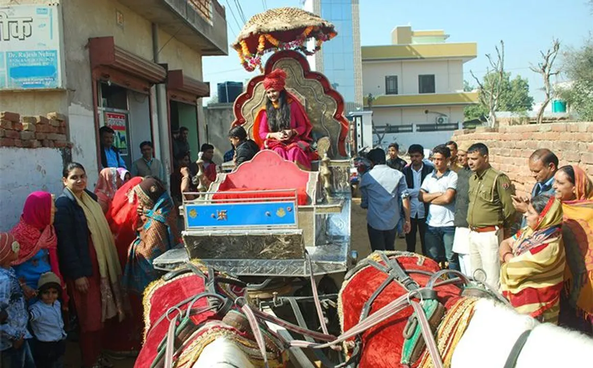  ଏମ୍‌ବିଏ କନ୍ୟା ଭାଙ୍ଗିଲେ ପରମ୍ପରା, ବିବାହ ପୂର୍ବରୁ ଘୋଡା ଚଢ଼ି ପହଞ୍ଚିଲେ ମନ୍ଦିରରେ