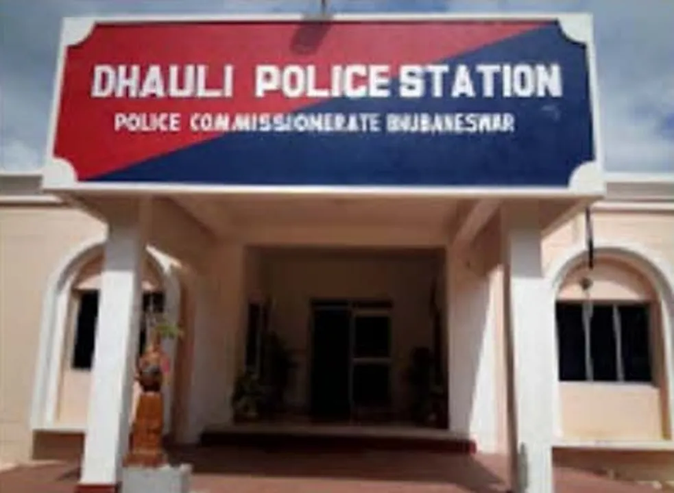  ଧଉଳି ଥାନାରେ ପ୍ରେମୀଯୁଗଳଙ୍କ ଆତ୍ମସମର୍ପଣ