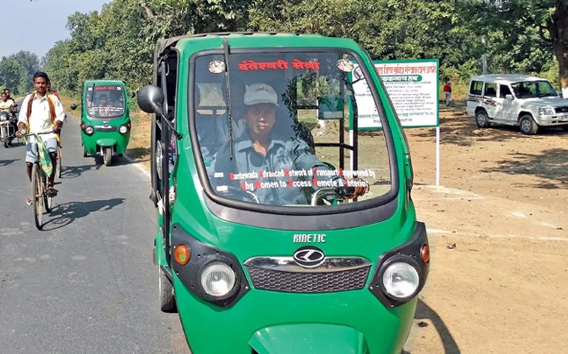  ସାହସ ଦେଖାଇଲେ ମହିଳା, ମାଓବାଦୀଙ୍କୁ ଖାତିର ନକରି ଚଳାଇ ଚାଲିଲେ ଅଟୋ-ରିକ୍ସା