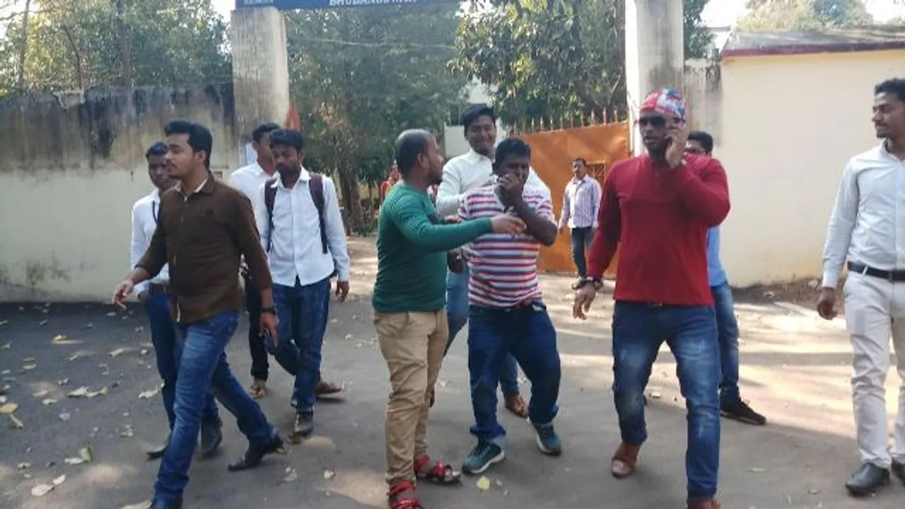  ଛାତ୍ରୀନିବାସ ଆଗରେ ଯୁବକଙ୍କ ଉଲଗ୍ନ ନୃତ୍ୟ