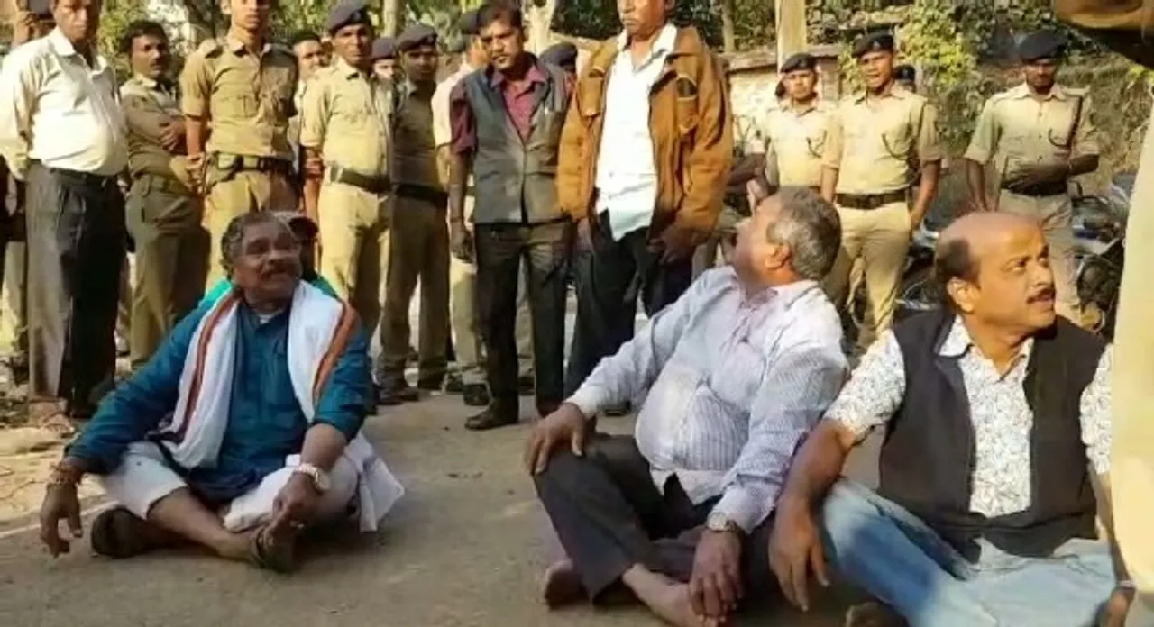  ବିଡିଏ ଉଚ୍ଛେଦ ଗାଡ଼ି ଆଗରେ ବସିଲେ ପୂର୍ବତନ ମନ୍ତ୍ରୀ