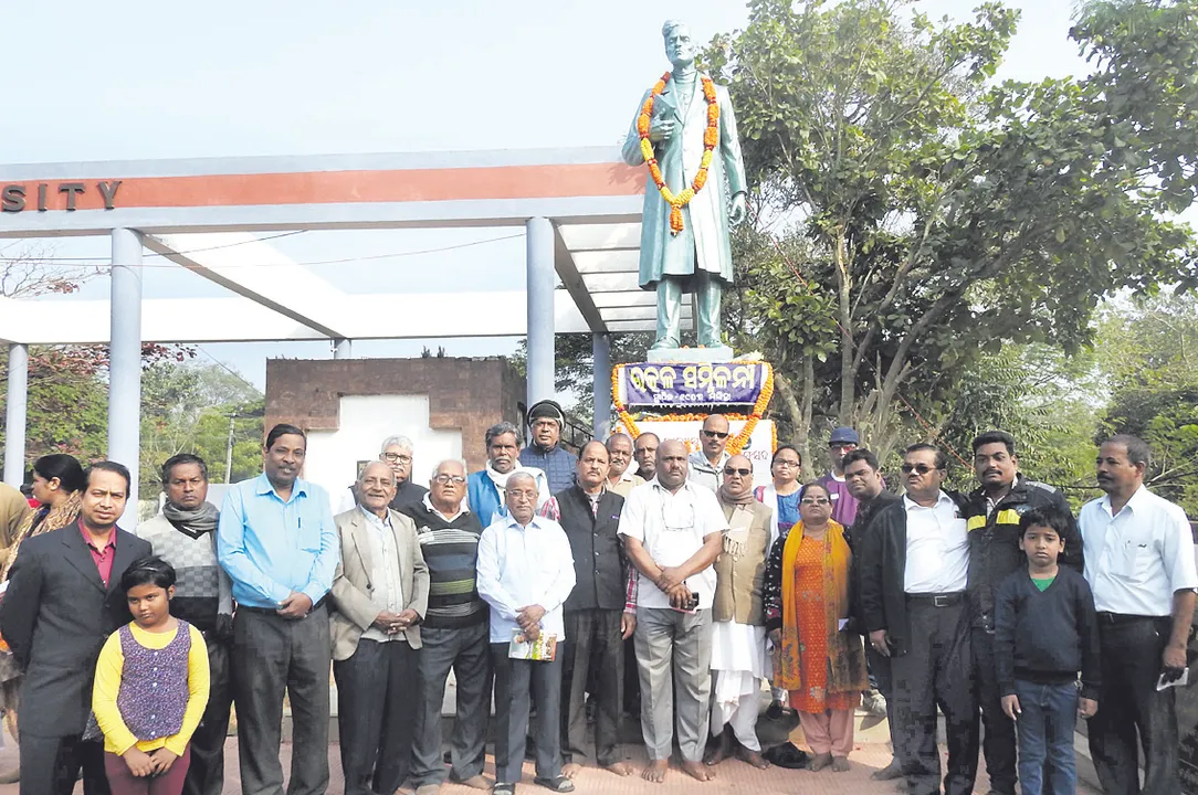  ଉତ୍କଳ ସମ୍ମିଳନୀ ପକ୍ଷରୁ ବ୍ୟାସକବିଙ୍କ ପ୍ରତିମୂର୍ତିରେ ମାଲ୍ୟାର୍ପଣ