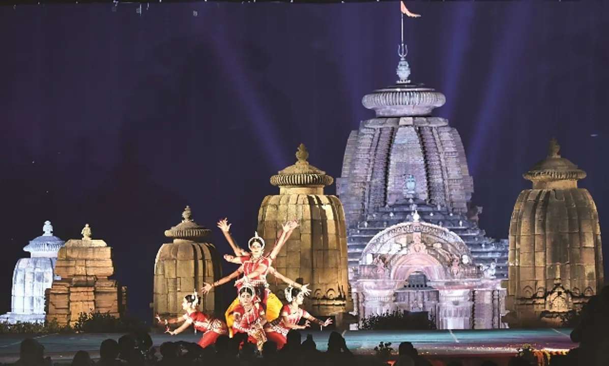  ଦେଖାଇଲେ ମୋହନ ମୂରତି ଛଇ...