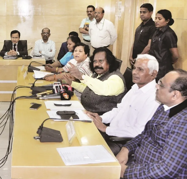  ବିଭିନ୍ନ ପ୍ରକଳ୍ପ ଦ୍ୱାରା ଜନଜାତି କ୍ଷତିଗ୍ରସ୍ତ : କମିସନଙ୍କ ହସ୍ତକ୍ଷେପ ଲୋଡ଼ିଲେ ମୁଖ୍ୟମନ୍ତ୍ରୀ