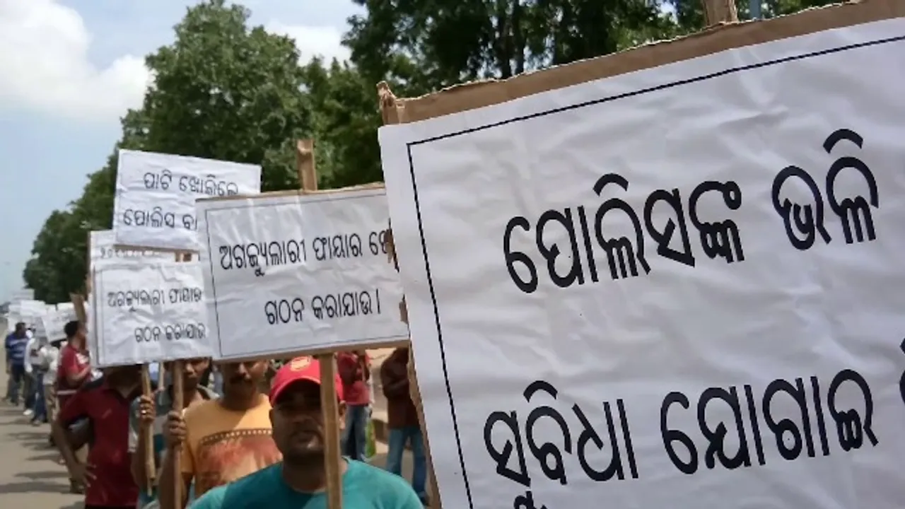  ଲୋୟର ପିଏମ୍‌ଜିରେ ଖାକି-ଖାକି ମୁହାଁମୁହିଁ : ଲାଠିମାଡ଼ ଦେଇ ଗୃହରକ୍ଷୀଙ୍କୁ ତଡ଼ିଦେଲା ପୁଲିସ
