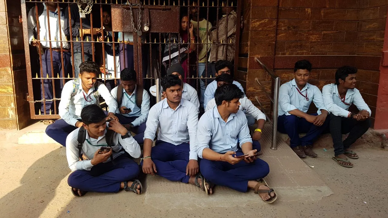  ପୁରୀ ଏସ୍‌ସିଏସ୍‌ କଲେଜରେ ବ୍ୟାପକ ଭଙ୍ଗାରୁଜା, ଛାତ୍ରସଂଘ ସଭାପତି, ଉପସଭାପତି ଓ ଛାତ୍ରୀଙ୍କୁ ମାଡ଼