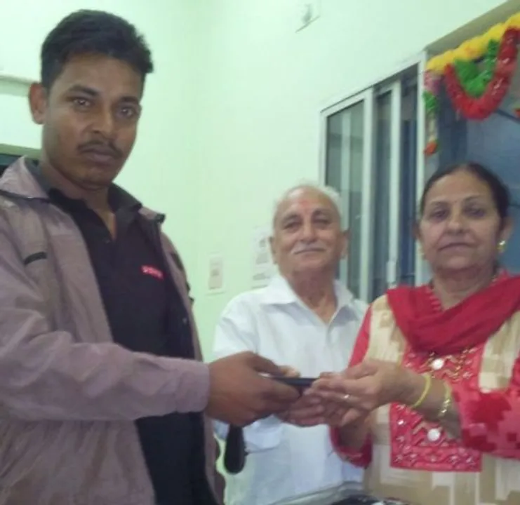  ପର୍ଯ୍ୟଟକଙ୍କ ମୋବାଇଲ୍‌ ଫୋନ୍‌ ଫେରାଇଲେ ଅଟୋ ଚାଳକ