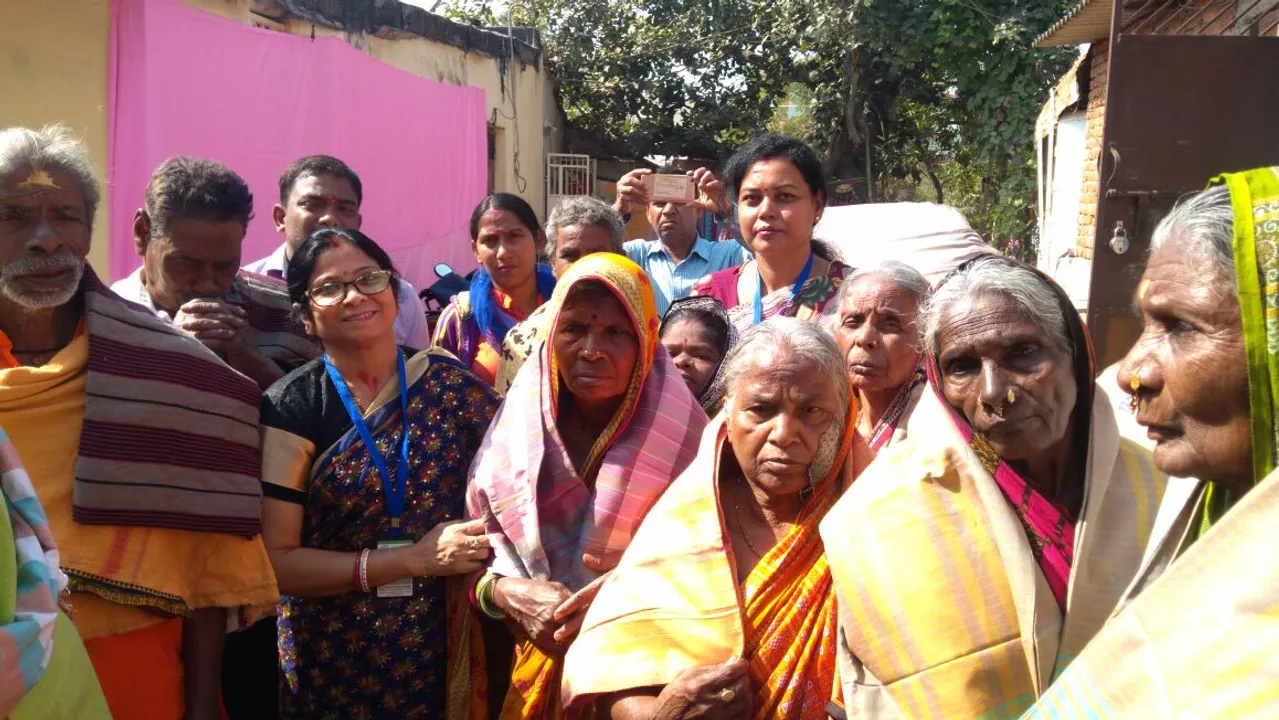  ଉଇସ୍‌ ପକ୍ଷରୁ ଶାଢ଼ି ଓ କମ୍ବଳ ବଣ୍ଟନ