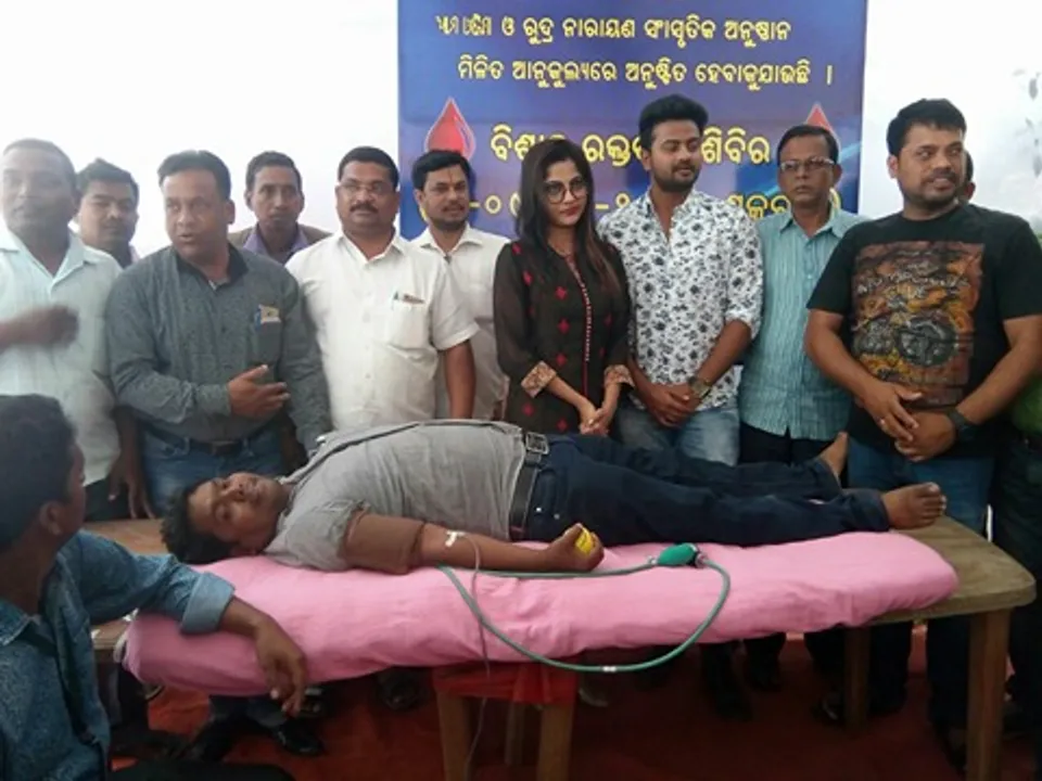 କେନ୍ଦ୍ରାପଡ଼ାର ଡେରାବିସ୍‌ ବ୍ଲକ୍‌ ଅନ୍ତର୍ଗତ ଗୁଆଳସିଂରେ ଆୟୋଜିତ ରକ୍ତଦାନ ଶିବିରରେ ସିନେ ତାରକା ଜ୍ୟୋତି ଓ ଝିଲିକ୍‌( ଭୈରବ ବ୍ରହ୍ମା)