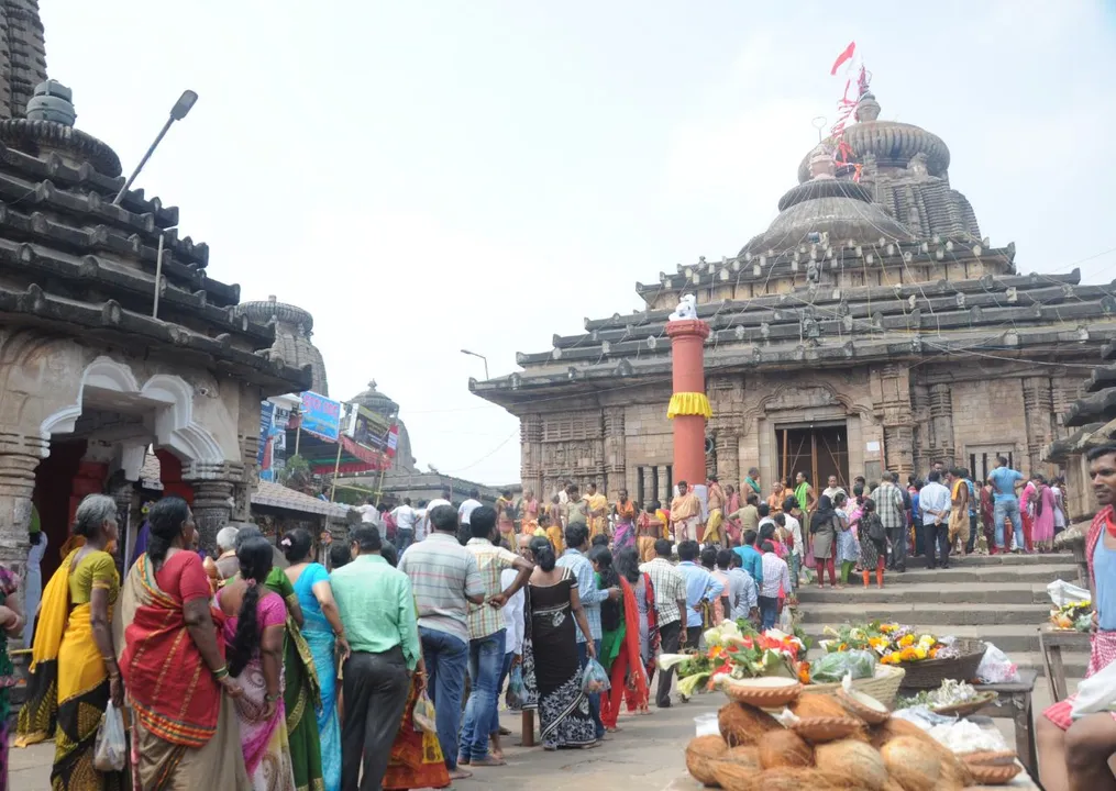  ଶ୍ରୀଲିଙ୍ଗରାଜ ମନ୍ଦିରରେ ଶ୍ରଦ୍ଧାଳୁଙ୍କ ଭିଡ଼। (ଫଟୋ: ଅପର୍ତ୍ତି)