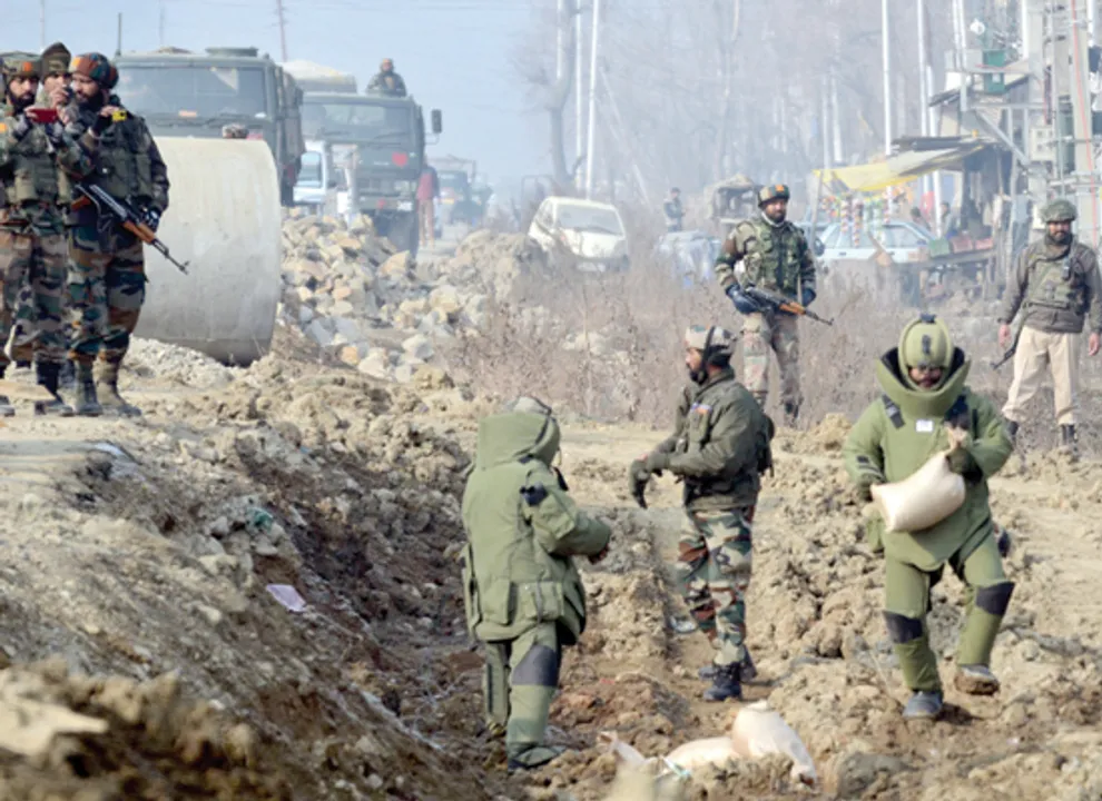  SRINAGAR, JANUARY 13 (UNI) Members of the bomb disposal squad trying to defusing an Improvised Explosive Device was planted by militants  in the city outskirts on Srinagar-Baramulla road on Saturday.UNI PHOTO-42U 