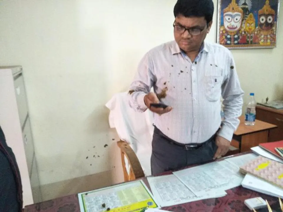  କାକଟପୁର ବିଡିଓଙ୍କୁ ଗୋବର ମାଡ଼