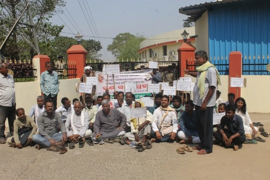  ଆର୍‌ଭିଏନ୍‌ଏଲ୍‌ କାର୍ଯ୍ୟାଳୟ ସମ୍ମୁଖରେ ସତ୍ୟାଗ୍ରହ