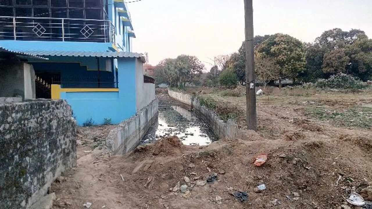  ଡ୍ରେନ୍‌ ମଝିରେ ବନ୍ଧ : ଉତ୍କଟ ଦୁର୍ଗନ୍ଧ, ମଶାମାଛିଙ୍କ ଦୌରାତ୍ମ୍ୟ