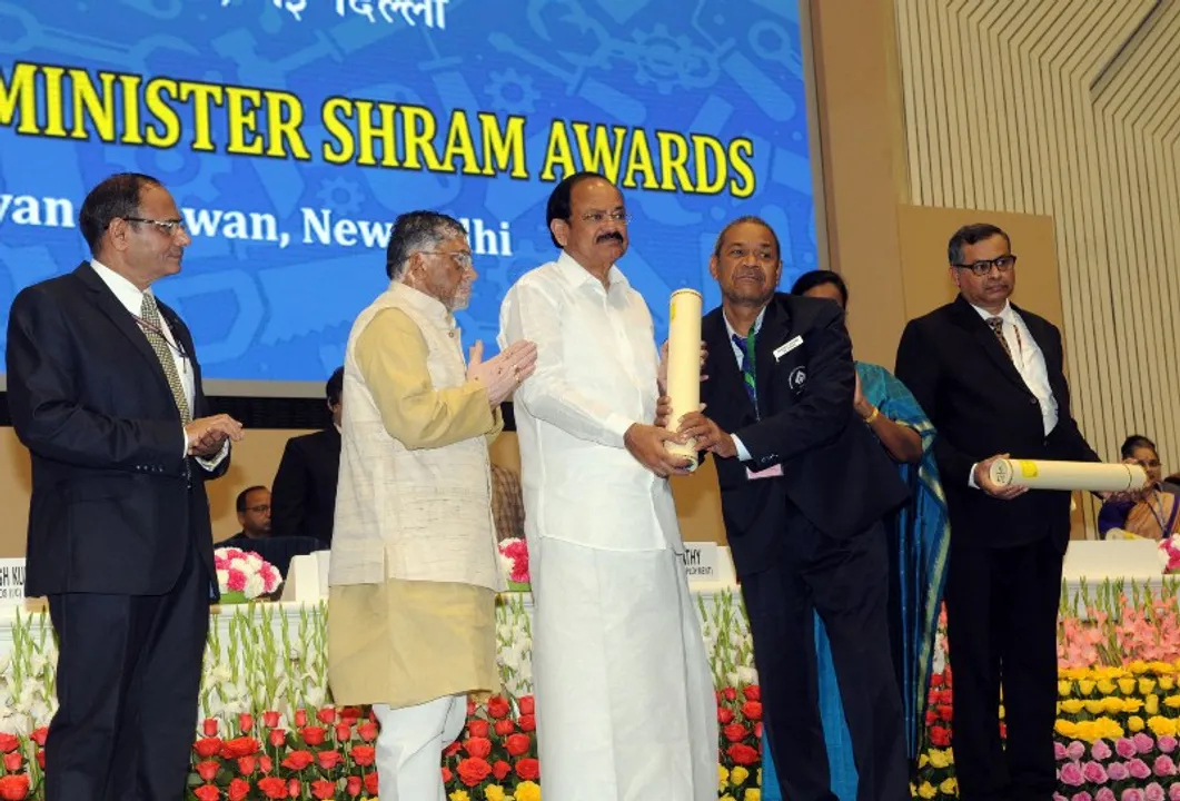  The Vice President, Shri M. Venkaiah Naidu giving away the Prime Minister Shram Awards, in New Delhi on February 26, 2018. 
The Minister of State for Labour and Employment (I/C), Shri Santosh Kumar Gangwar and other dignitaries are also seen. 
