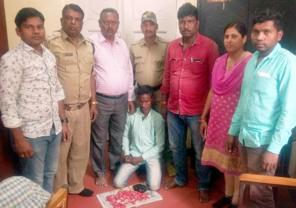  ଅନ୍ତଃବସ୍ତ୍ରରେ ସାଢ଼େ ଚାରି ଲକ୍ଷର ‘କ୍ୱାଟର୍‌’