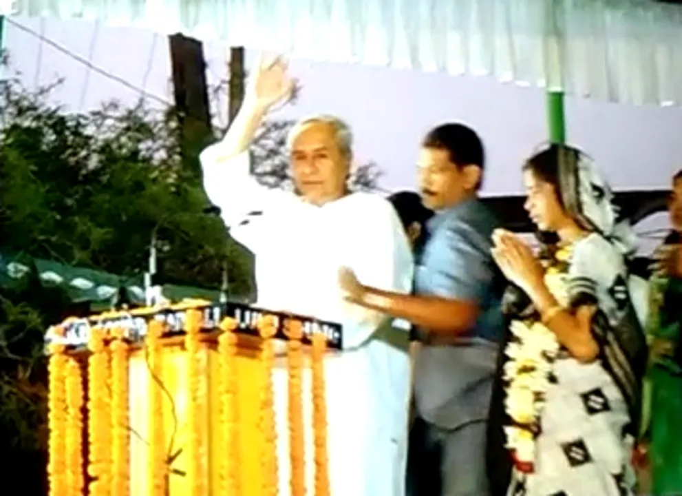  ବିଜେପୁରରେ ନିର୍ବାଚନ ପ୍ରଚାର ବେଳେ ମୁଖ୍ୟମନ୍ତ୍ରୀଙ୍କ ଉପରକୁ  ଚପଲ ଫିଙ୍ଗିଲେ ଯୁବକ