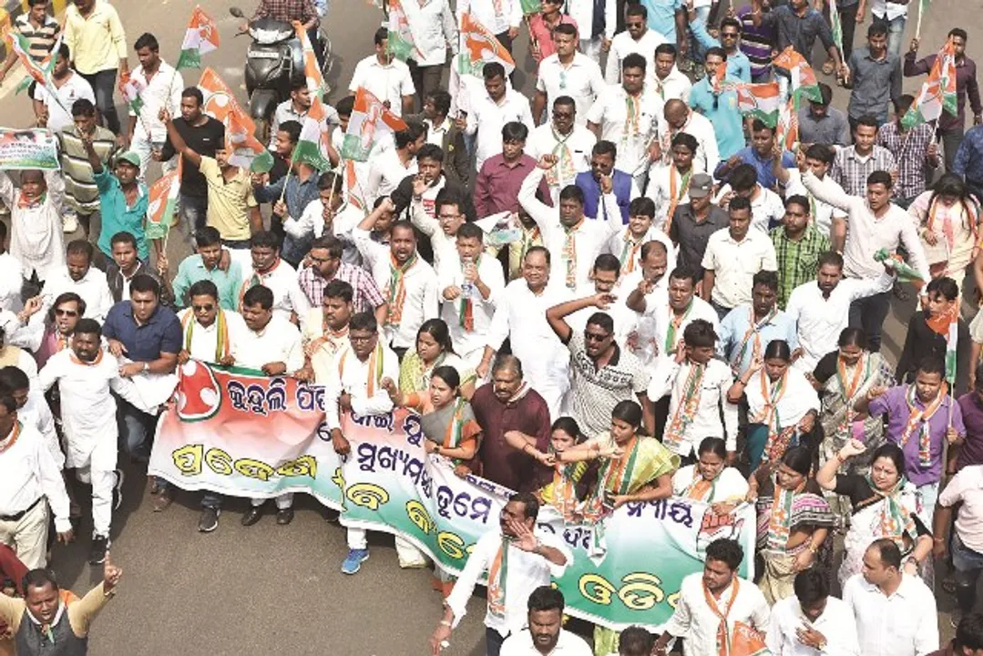  ପୁଲିସ ଉପରକୁ ଅଣ୍ଡାମାଡ଼