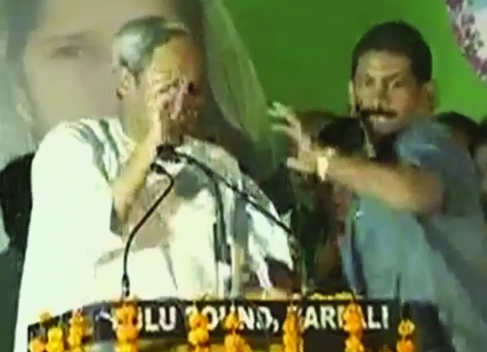  ମୁଖ୍ୟମନ୍ତ୍ରୀଙ୍କୁ ଚପଲ ଫିଙ୍ଗିଲେ