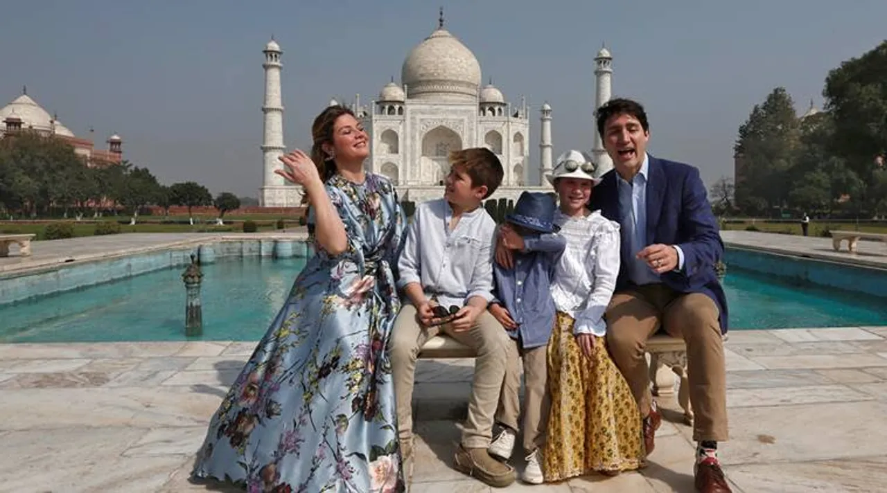  Canadian Prime Minister Justin Trudeau, his wife Sophie Gregoire Trudeau, their daughter Ella Grace and sons Hadrien and Xavier pose in front of the Taj Mahal in Agra, India, February 18, 2018. REUTERS/Adnan Abidi 