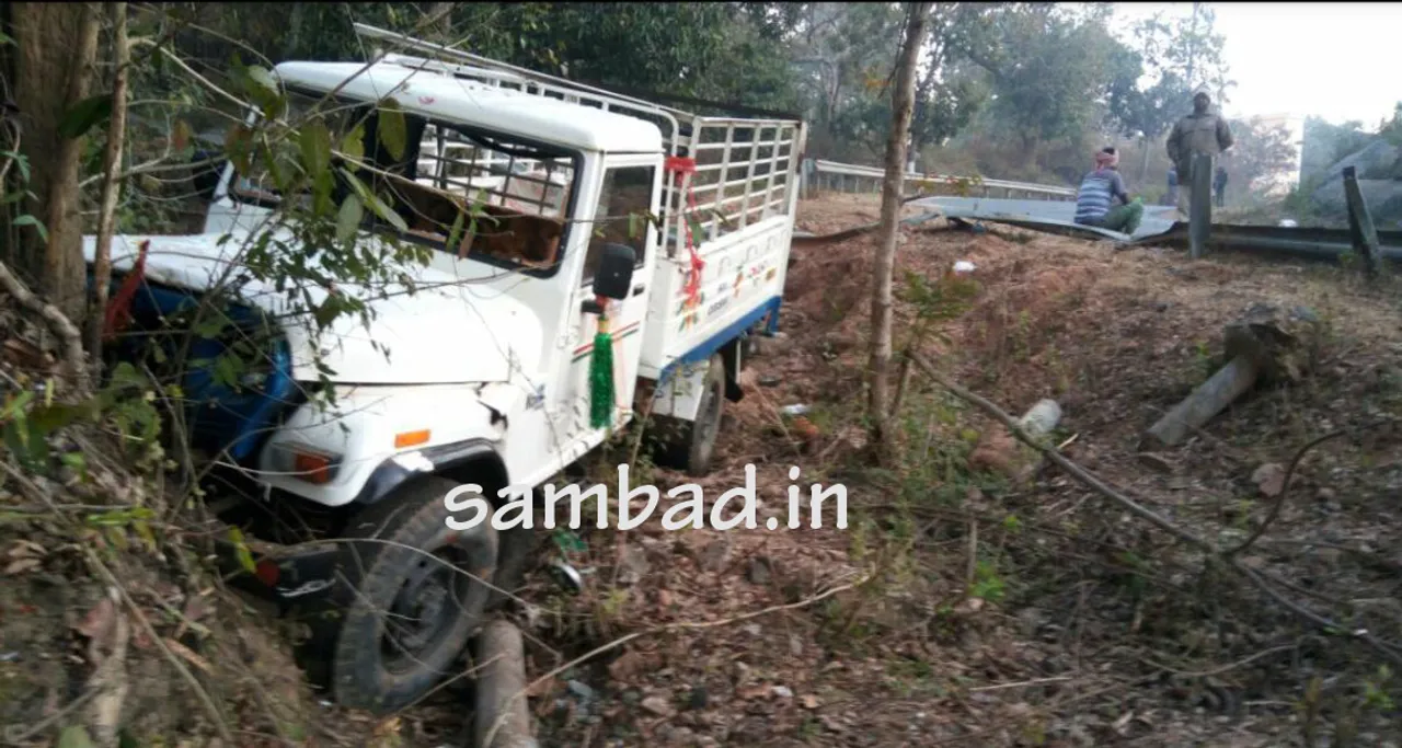  ମୋହନା: ଗଛରେ ପିଟିହେଲା ଟ୍ରକ, ୨୦ ଶ୍ରମିକ ଆହତ