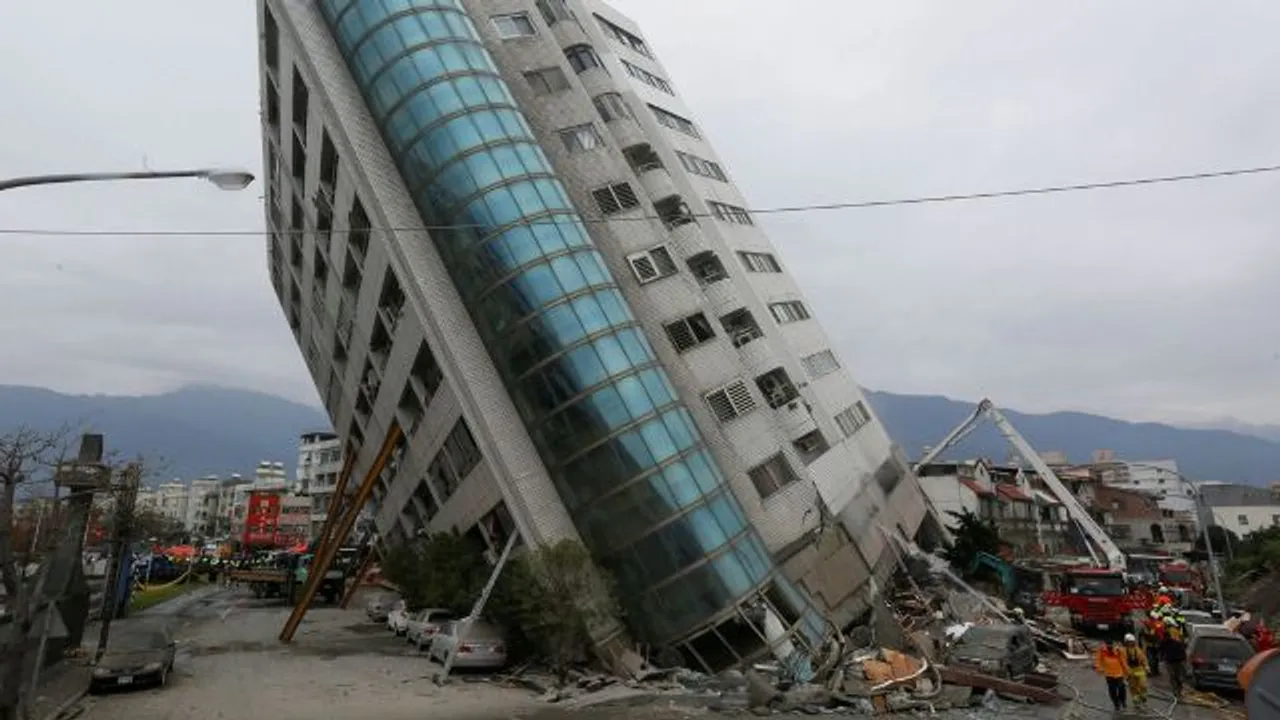  Rescue workers are seen by a damaged building after an earthquake hit Hualien, Taiwan February 7, 2018.  REUTERS/Stringer  ATTENTION EDITORS - THIS IMAGE WAS PROVIDED BY A THIRD PARTY. CHINA OUT. 