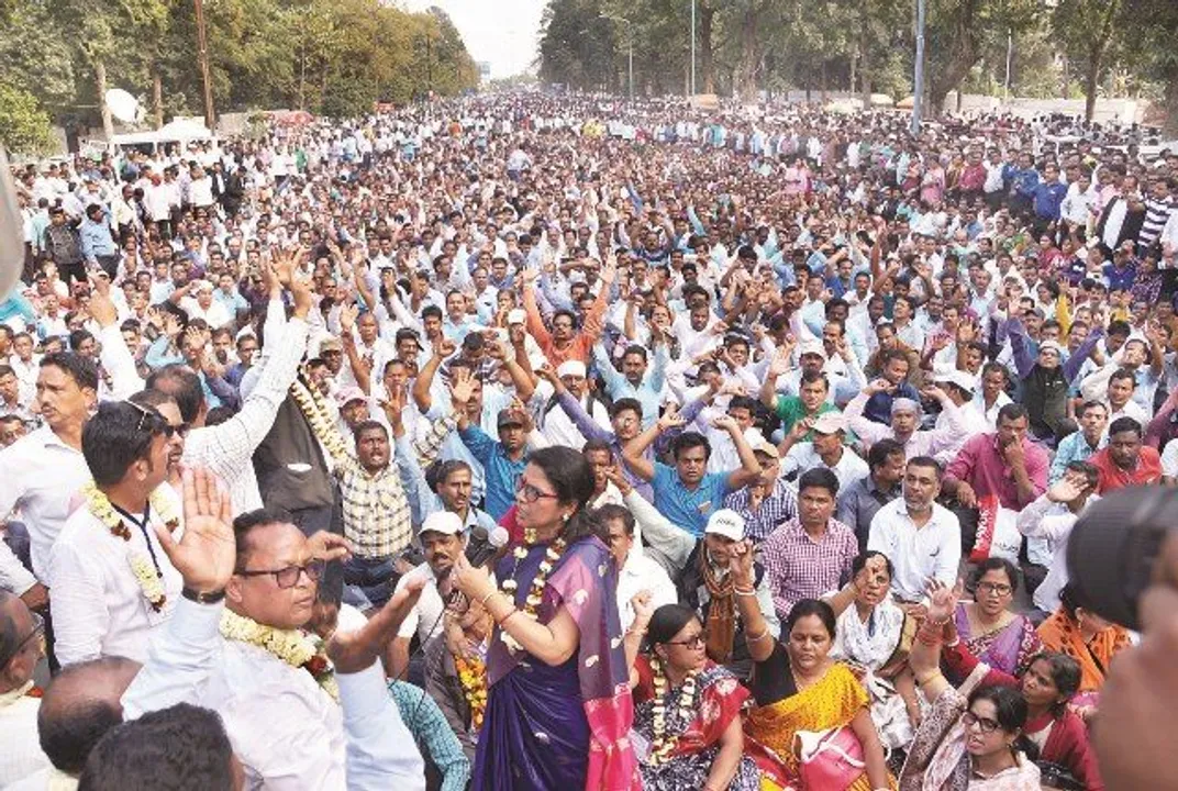  ଆନ୍ଦୋଳନରେ ଅଧ୍ୟାପକ, ଘାରିଲା ଯୁକ୍ତ୨ ପରୀକ୍ଷା ଚିନ୍ତା : ଲୋଡ଼ାଗଲା ଡିଗ୍ରି କଲେଜ ସହଯୋଗ