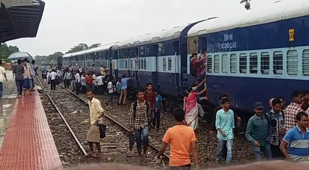  ସିଗନାଲ୍‌ ଫେଲ୍‌ ଯୋଗୁଁ ଟ୍ରେନ୍‌ ଯାତ୍ରୀ ହନ୍ତସନ୍ତ