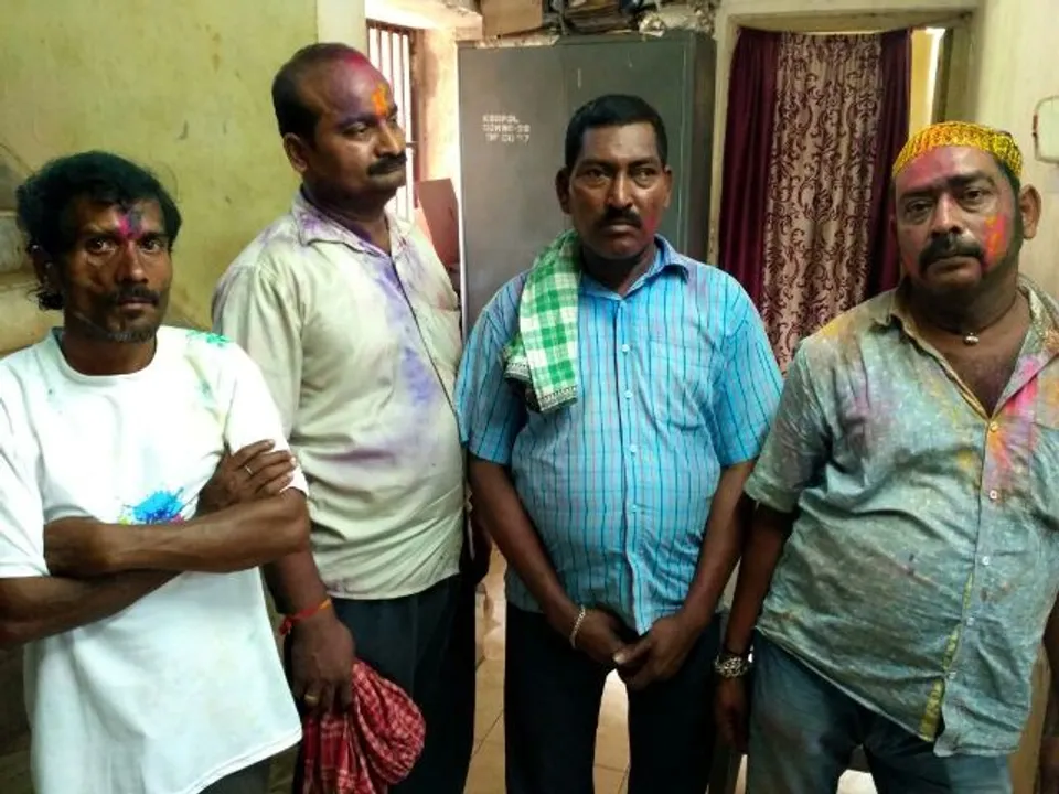  ହୋଲିରେ କ୍ୟୁଏଟି ଚଢ଼ଉ : ୬ ମଦ ବେପାରୀ ଗିରଫ, ୬ ପେଟି ମଦ ସହ ୭୭ ହଜାର ଟଙ୍କା ଜବତ