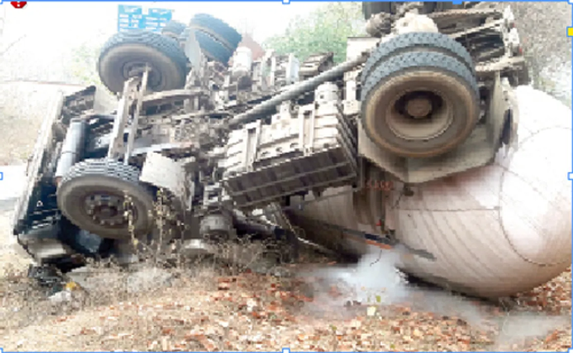  ଭାରସାମ୍ୟ ହରାଇ ଗ୍ୟାସ ଟ୍ୟାଙ୍କର ଓଲଟିଲା : ଅଞ୍ଚଳବାସୀ ଆତଙ୍କିତ