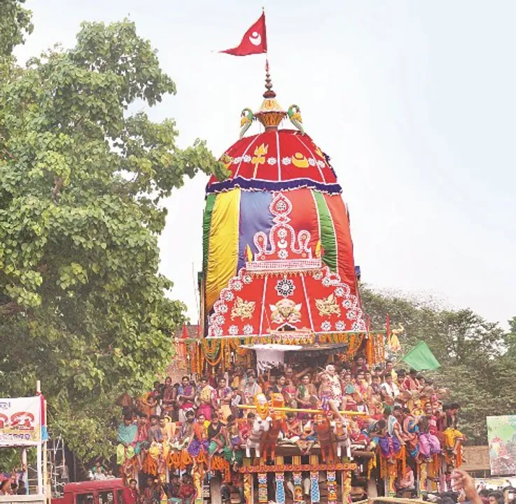  ଶ୍ରୀଲିଙ୍ଗରାଜଙ୍କ ରଥଯାତ୍ରାରେ ବିଭ୍ରାଟ : ଦେଢ଼ ହାତ ଗଡ଼ି ଅଟକିଲା ରୁକୁଣା ରଥ