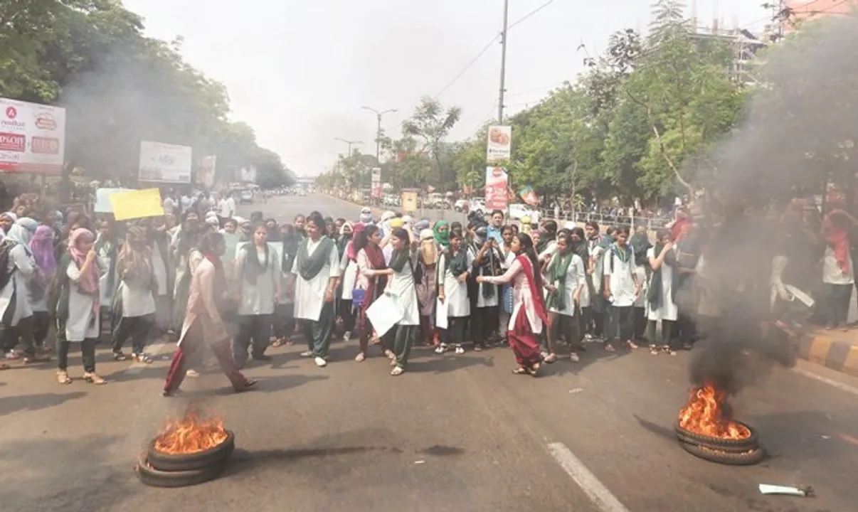  ରମାଦେବୀ ବିଶ୍ୱବିଦ୍ୟାଳୟ ଛାତ୍ରୀଙ୍କ ୟୁ-ଟର୍ଣ୍ଣ : ଦିନତମାମ ଡ୍ରାମା