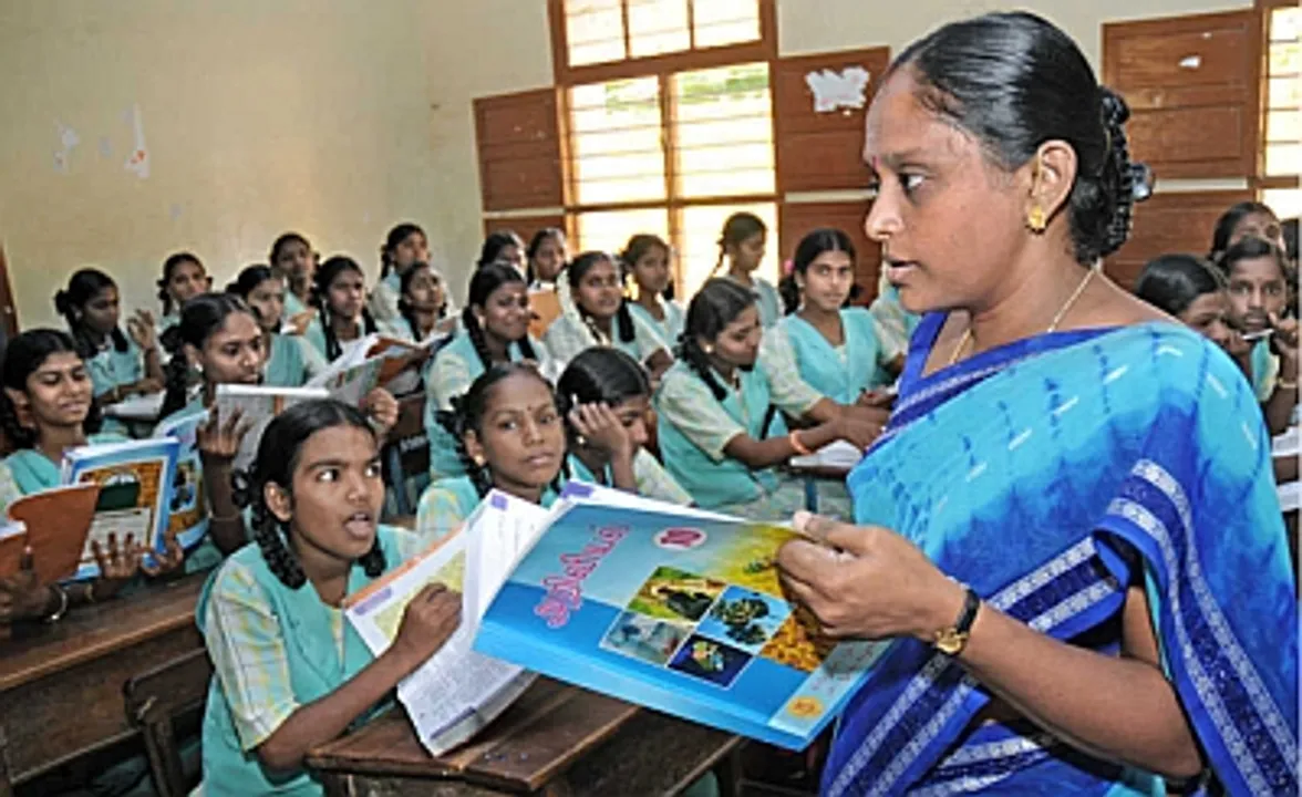  TIRUCHI: 16/08/2011:- A school teacher teaching Samacheer Kalvi Science subject for Tenth standard students in a class room at Seva Sangam Girls' Higher Secondary School in Tiruchi on August 16, 2011...Photo: M. Moorthy 