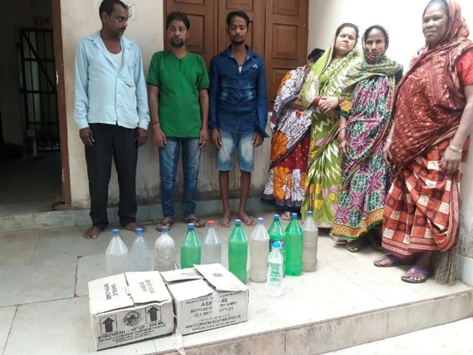  ଅବାକରୀ ମୋବାଇଲ୍‌ ସ୍କ୍ଵାଡ୍‌ ଚଢ଼ାଉ : ୪ ମହିଳାଙ୍କ ସମେତ ୭ ଗିରଫ